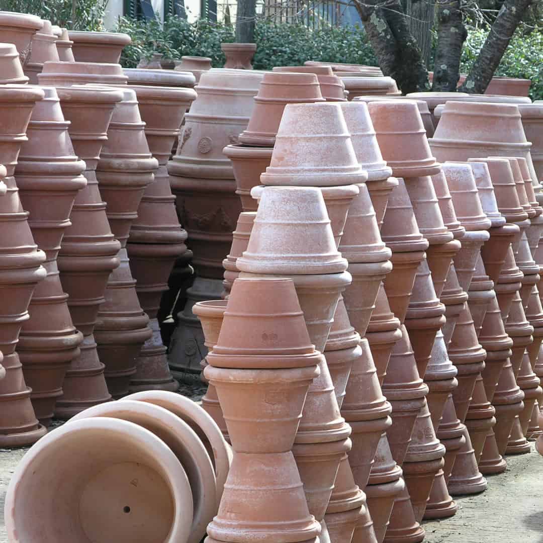 Dettaglio della lavorazione a mano  di un vaso in terracotta di Impruneta