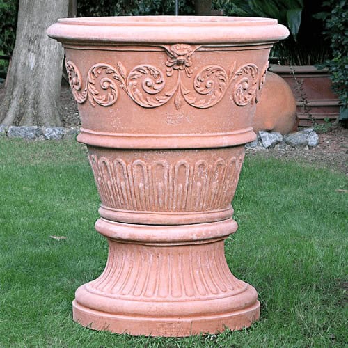 Vaso Decorato con Volute in terracotta toscana, con tralcio a rilievo e satiri scolpiti. Base ampia e stabile, ideale per alberelli e arbusti.