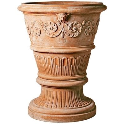 Vaso Decorato con Volute in terracotta toscana, con tralcio a rilievo e satiri scolpiti. Base ampia e stabile, ideale per alberelli e arbusti.