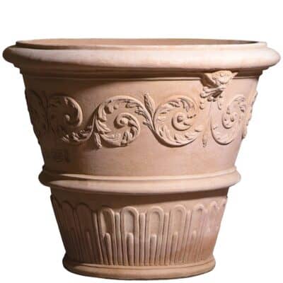 Vaso Decorato con Volute in terracotta toscana, con tralcio a rilievo e satiri scolpiti. Base ampia e stabile, ideale per alberelli e arbusti.