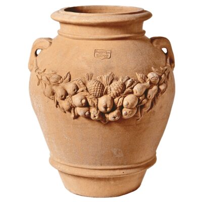 Orcio Festonato in terracotta di Impruneta con festone di frutta in rilievo e manici decorativi. Vaso classico toscano, ideale per giardini e terrazzi.