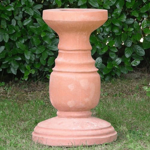 Colonna in terracotta Impruneta. Piedistallo, utilizzato per esaltare statue o busti. Modellazione realizzata in alto rilievo. Adatta per impieghi singoli, decorativi e arredi classici. Realizzato in unica dimensione. Fatto a mano con argilla di Impruneta, resistente al gelo a oltre -30°C, di eccellente durata, la forma rimane inalterata nel tempo. Con il trascorrere delle stagioni acquista un bell'aspetto superficiale.