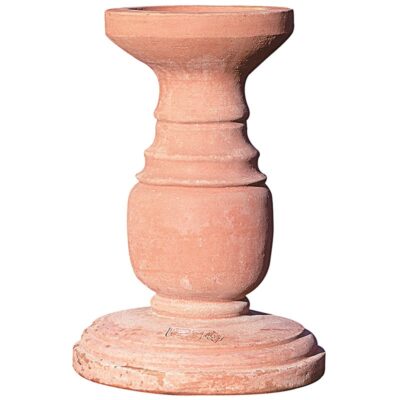 Colonna in terracotta Impruneta. Piedistallo, utilizzato per esaltare statue o busti. Modellazione realizzata in alto rilievo. Adatta per impieghi singoli, decorativi e arredi classici. Realizzato in unica dimensione. Fatto a mano con argilla di Impruneta, resistente al gelo a oltre -30°C, di eccellente durata, la forma rimane inalterata nel tempo. Con il trascorrere delle stagioni acquista un bell'aspetto superficiale.