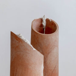 "Il dialogo". Vaso cilindrico in argilla di Impruneta eseguito a mano con applicazioni di argilla bianca con intervento estempore a mano libera.