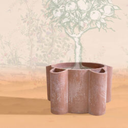 Grande Ydra fiore. Collezione I grandi Ydra vasi con idroriserva. Collezione che esplora l’unione del binomio terra-acqua, la tutela della specie vegetale.