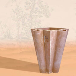 Grande Ydra losanga. Collezione I grandi Ydra vasi con idroriserva. Collezione che esplora l’unione del binomio terra-acqua, la tutela della specie vegetale
