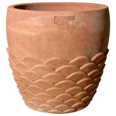 Cache-pot Waves in terracotta with wave-inspired decoration, ideal for plants and flowers.