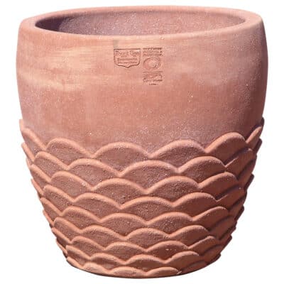 Cache-pot Onde in terracotta con decorazione ispirata alle onde del mare, ideale per piante e fiori.