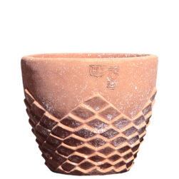 Cache-pot with spire. Cache-pot with spires. Decoration inspired by a chessboard, with diagonal positioning that creates a diamond point effect. Can be used as a cache-pot.