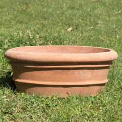 Vaschetta ovale orlata in terracotta. Eleganti orli lavorati, è ideale per gerani e margherite, valorizzando le piante con stile e tradizione artigianale.