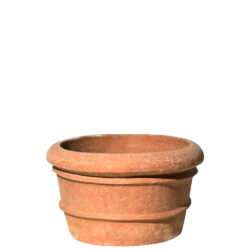 Vaschetta ovale orlata in terracotta. Eleganti orli lavorati, è ideale per gerani e margherite, valorizzando le piante con stile e tradizione artigianale.