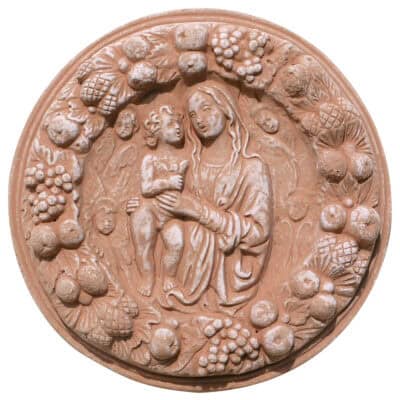 Raffinato pannello da parete in arte sacra in terracotta. Pannello da prete Immagine Sacra Madonna con Bambino. Rappresentazione della Vergine e Bambino al centro di una ghirlanda di frutta e foglie, ispirato alla tradizione artistica fiorentina.