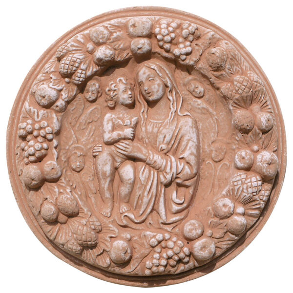 Raffinato pannello da parete in arte sacra in terracotta. Pannello da prete Immagine Sacra Madonna con Bambino. Rappresentazione della Vergine e Bambino al centro di una ghirlanda di frutta e foglie, ispirato alla tradizione artistica fiorentina.