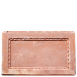 Cassetta con cornice dentellata in terracotta di Impruneta, ideale per giardini, terrazzi e spazi interni. Design elegante con superficie liscia e cornice decorativa.