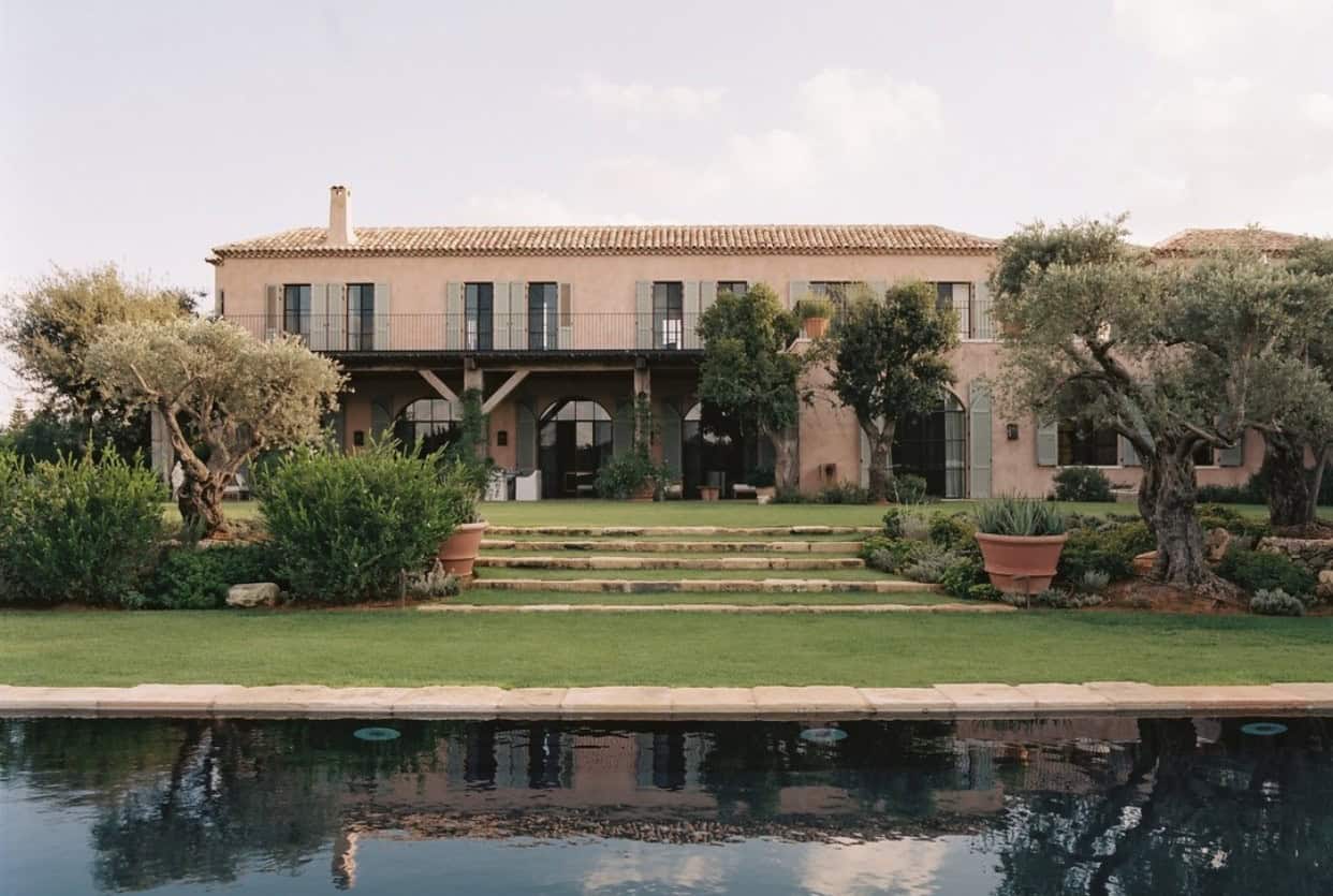 Vasi in terracotta classici per progetti di landscape design e giardini monumentali