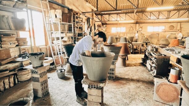 Il Vaso a Due Orli è molto più di un vaso: è una leggenda dell’artigianato italiano. Scopri le sue 18 misure pensate per la salute delle piante e per ogni esigenza progettuale.