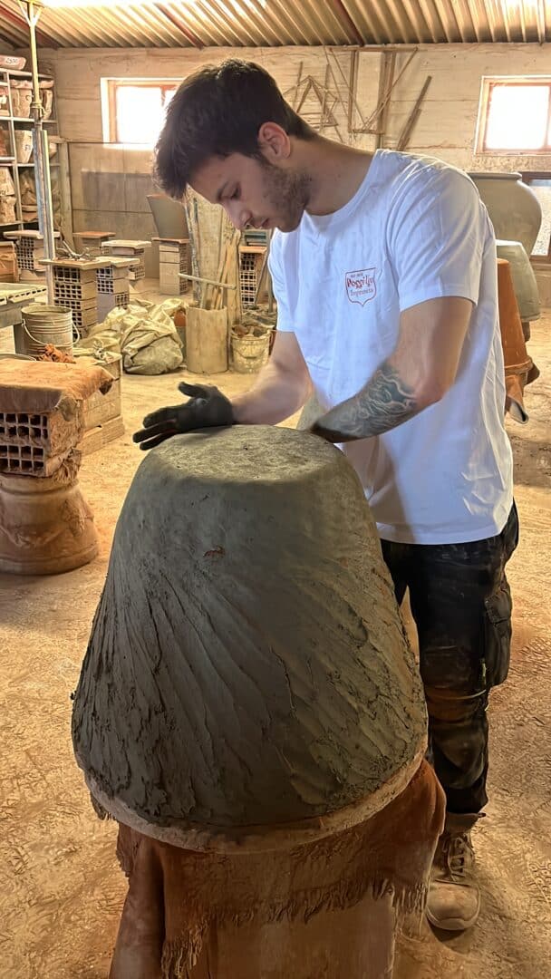 Dettaglio della lavorazione a mano  di un vaso in terracotta di Impruneta