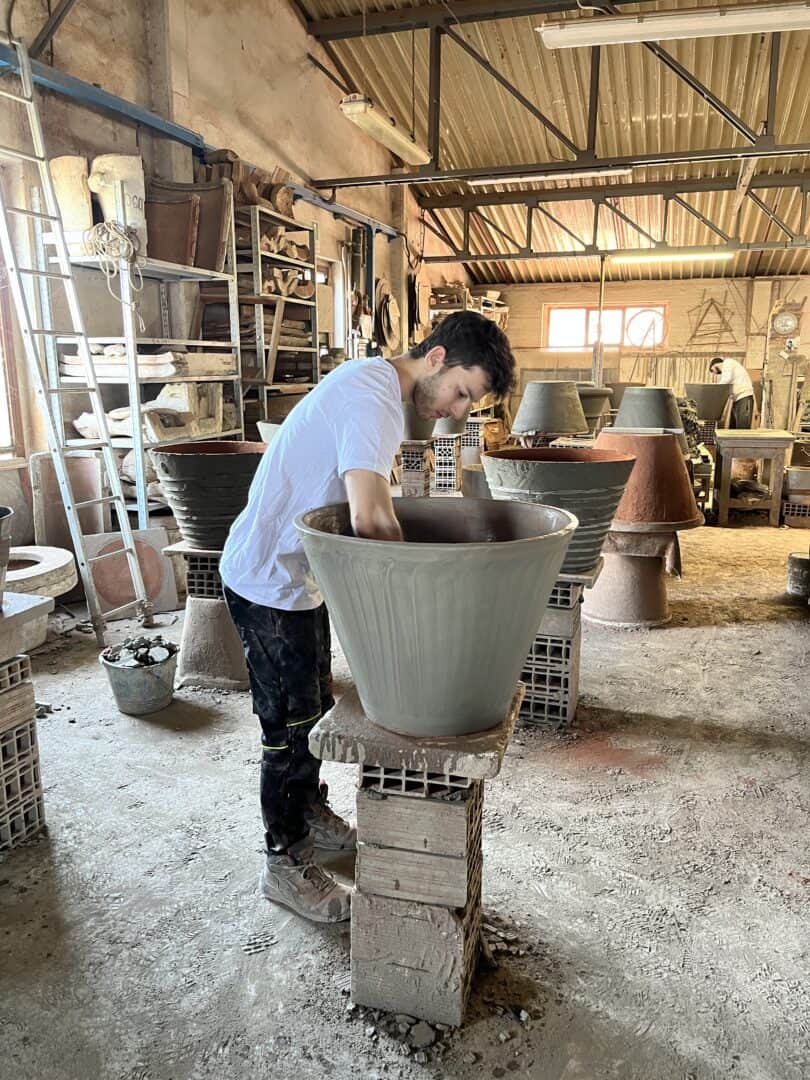 Dettaglio della lavorazione a mano  di un vaso in terracotta di Impruneta