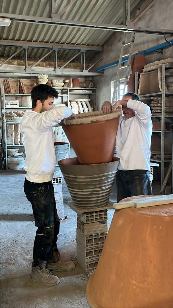 Dettaglio della lavorazione a mano  di un vaso in terracotta di Impruneta
