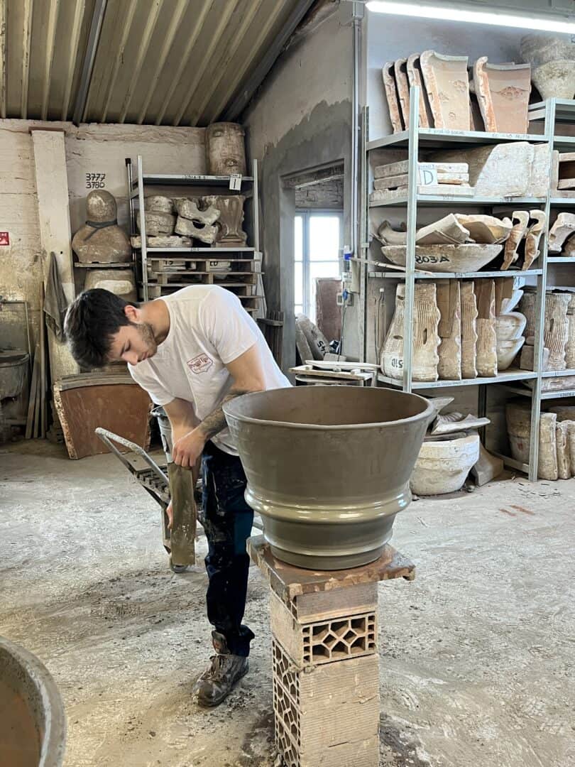Dettaglio della lavorazione a mano  di un vaso in terracotta di Impruneta