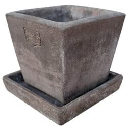 Piccolo vaso quadrato in terracotta “Dido’” per piante grasse, fiori stagionali o uso decorativo.