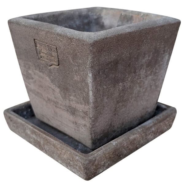 Piccolo vaso quadrato in terracotta “Dido’” per piante grasse, fiori stagionali o uso decorativo.